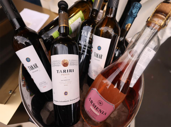 Նոր գինիներ, վառ գույներ եւ կենդանի երաժշտություն «Արմենիա Վայնի» տաղավարում 