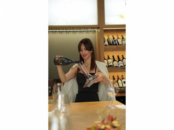 Hovaz wine. կանացի ընկերության գինին եւ Դիլիջանի համտեսի սրահը