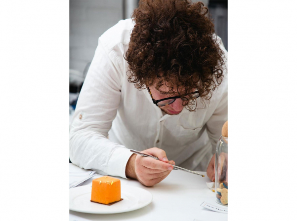 Christian.evn. նորաձեւության մասին դեսերտներով պատմող սրճարանը