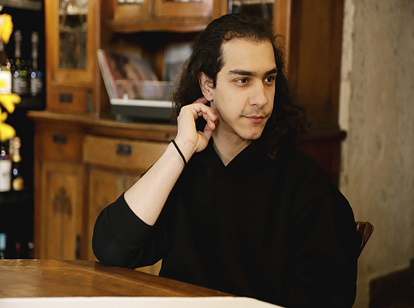 Oops! եւ դու բնական գինիներ ներկայացնող բարում ես