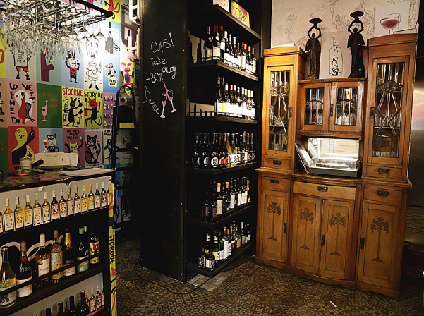 Oops! եւ դու բնական գինիներ ներկայացնող բարում ես