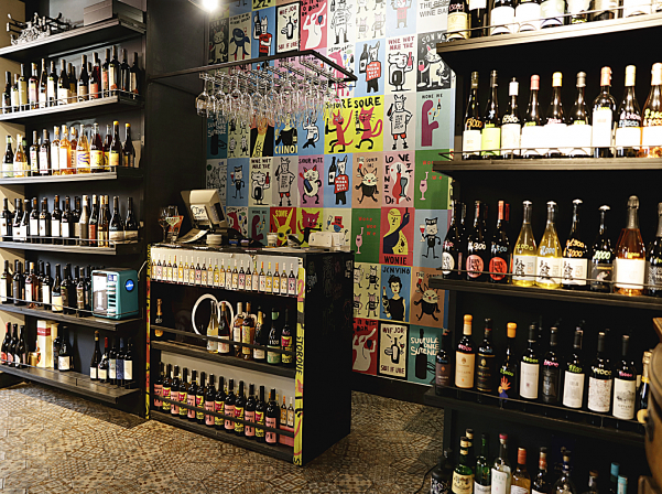 Oops! եւ դու բնական գինիներ ներկայացնող բարում ես