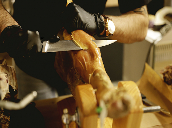 Խամոնի «դեսպաններ» Զարուհին եւ Կարենը եւ նրանց Ambar gastroshop-ը