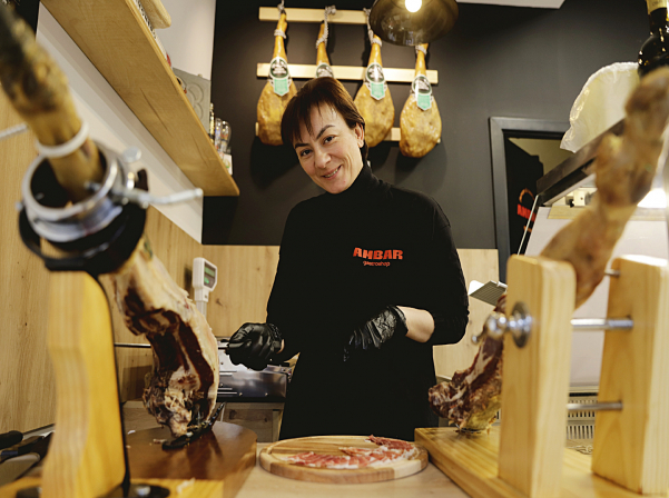 Խամոնի «դեսպաններ» Զարուհին եւ Կարենը եւ նրանց Ambar gastroshop-ը