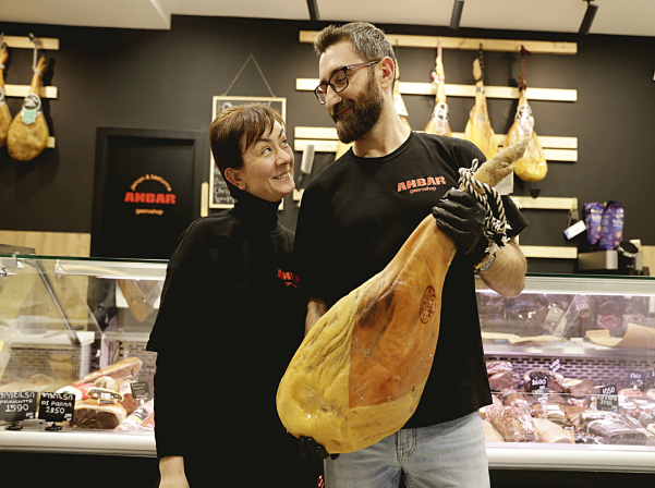 Խամոնի «դեսպաններ» Զարուհին եւ Կարենը եւ նրանց Ambar gastroshop-ը