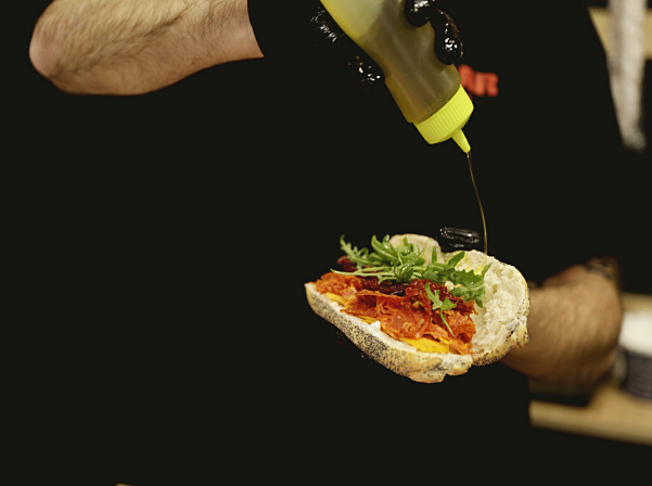 Խամոնի «դեսպաններ» Զարուհին եւ Կարենը եւ նրանց Ambar gastroshop-ը