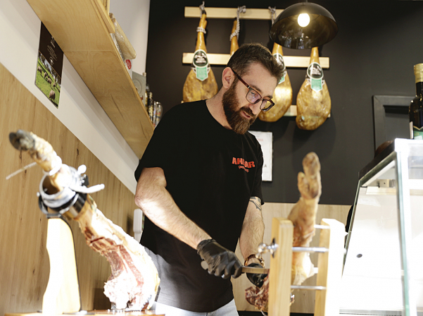 Խամոնի «դեսպաններ» Զարուհին եւ Կարենը եւ նրանց Ambar gastroshop-ը