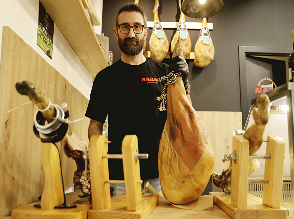 Խամոնի «դեսպաններ» Զարուհին եւ Կարենը եւ նրանց Ambar gastroshop-ը