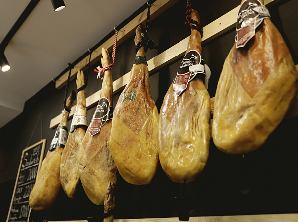 Խամոնի «դեսպաններ» Զարուհին եւ Կարենը եւ նրանց Ambar gastroshop-ը