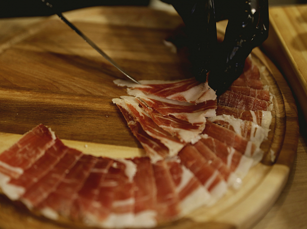 Խամոնի «դեսպաններ» Զարուհին եւ Կարենը եւ նրանց Ambar gastroshop-ը