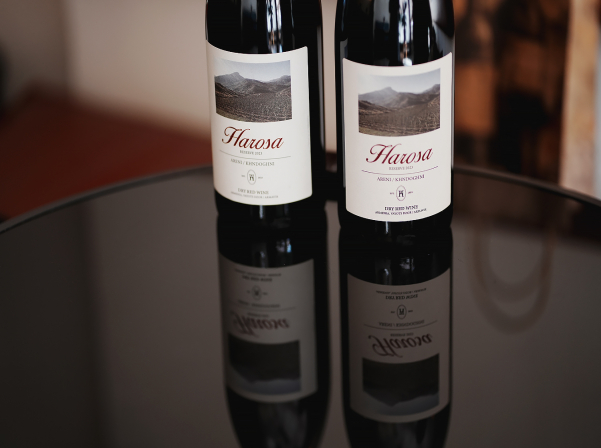 Harosa. Պատմություն ունեցող եւ Հադրութի մասին պատմող գինին