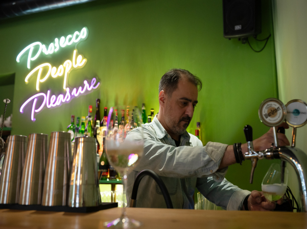 Prosecco Gastrobar. &laquo;Լցնովի&raquo; փրփրուն գինի եւ լիարժեք ընթրիք